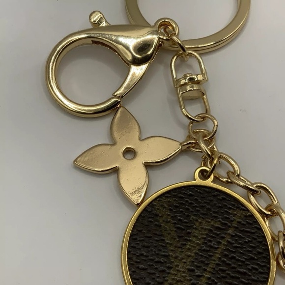 LV Louis Vuitton Bag Charm Key Holder Flower Shape & Round Monogram LV Logo - Picture 5 of 12